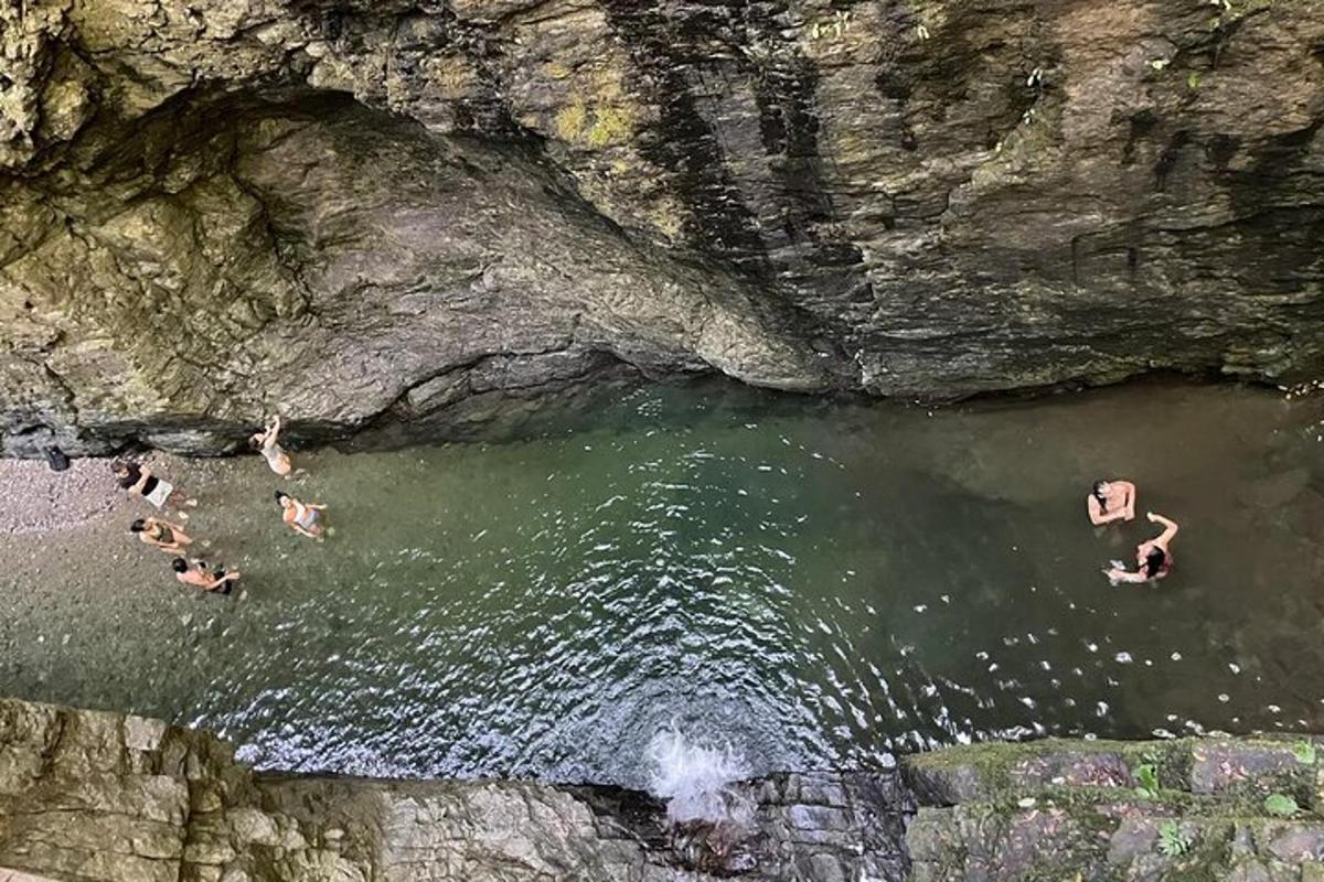 sekumpulan orang yang berenang di dalam badan air