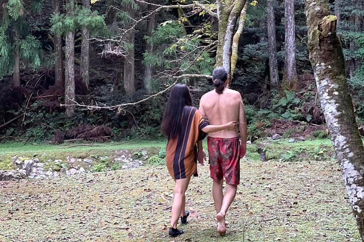 seorang lelaki dan seorang wanita berjalan melalui hutan
