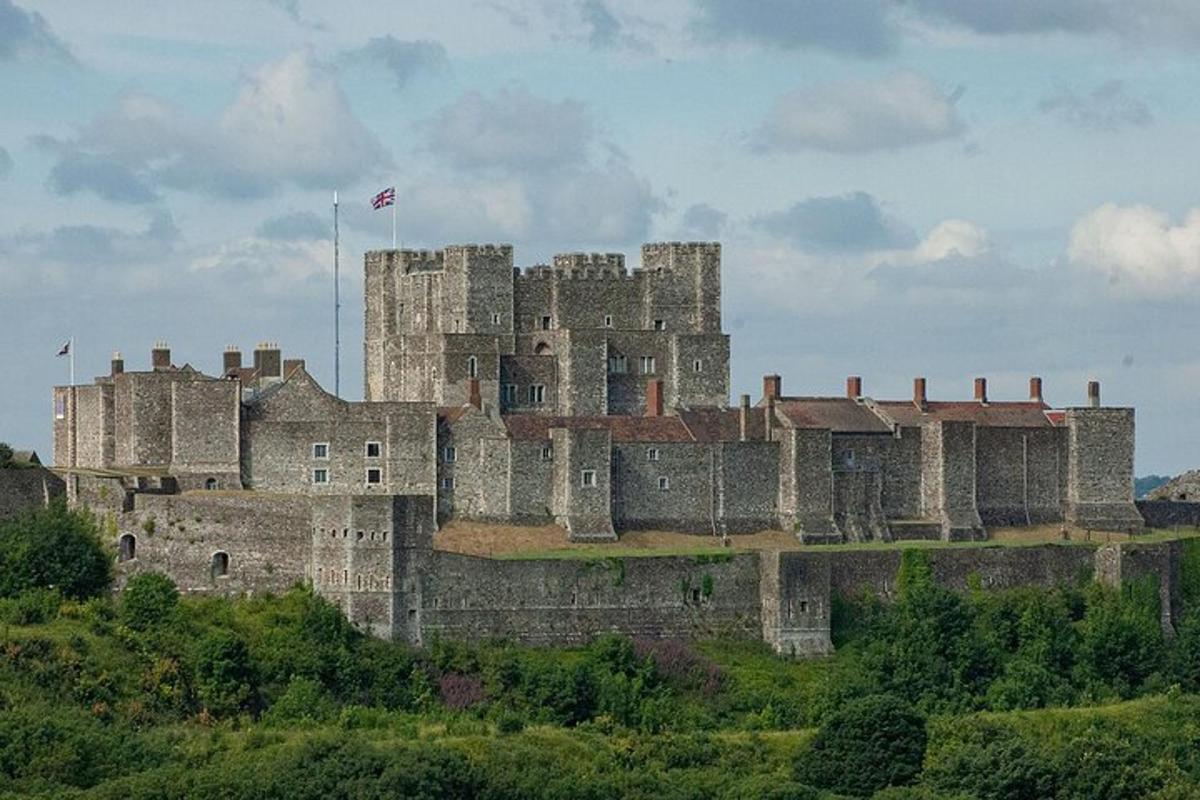 starý hrad s vlajkou na vrcholu