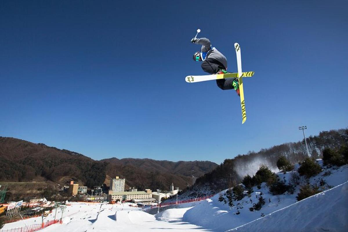 una persona sullo snowboard che esegue un trick in aria