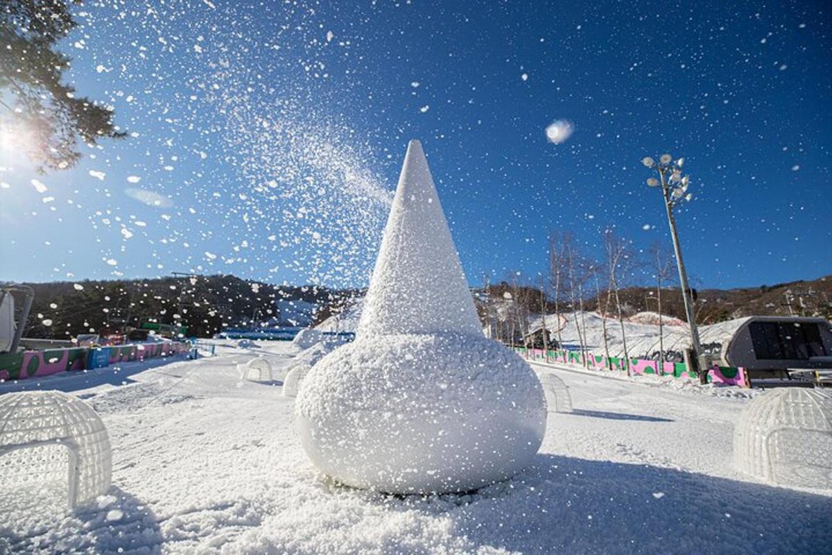 un pupazzo di neve con un cono nella neve