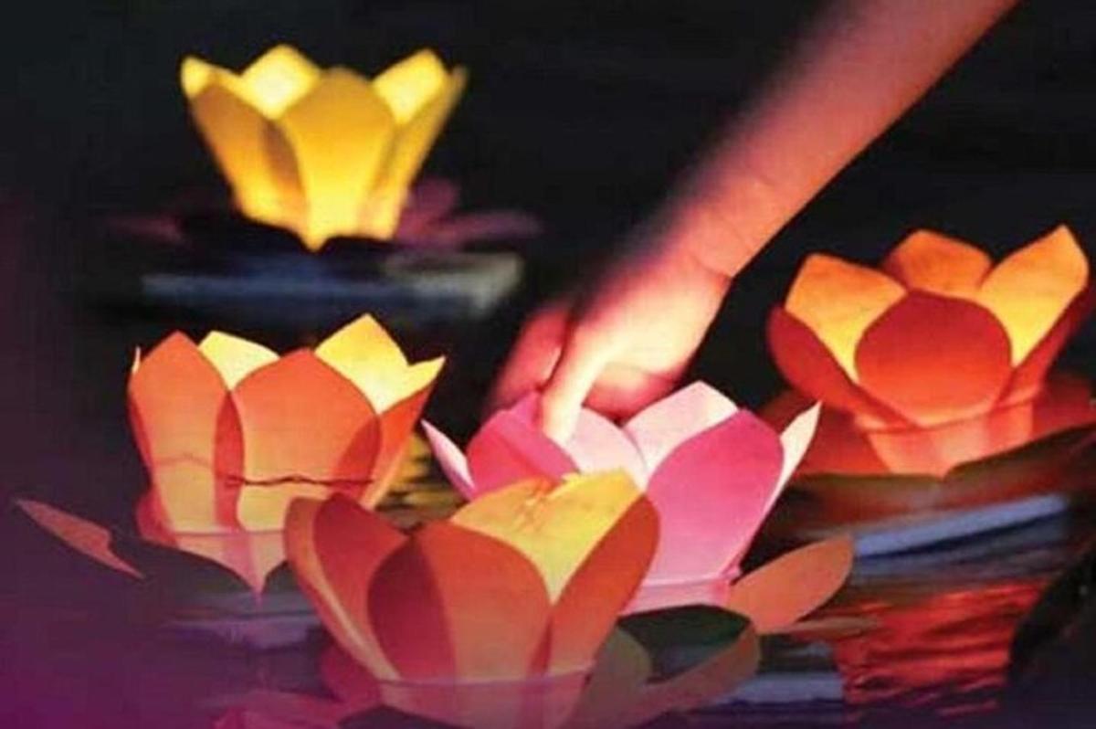 un gruppo di fiori di carta nell'acqua