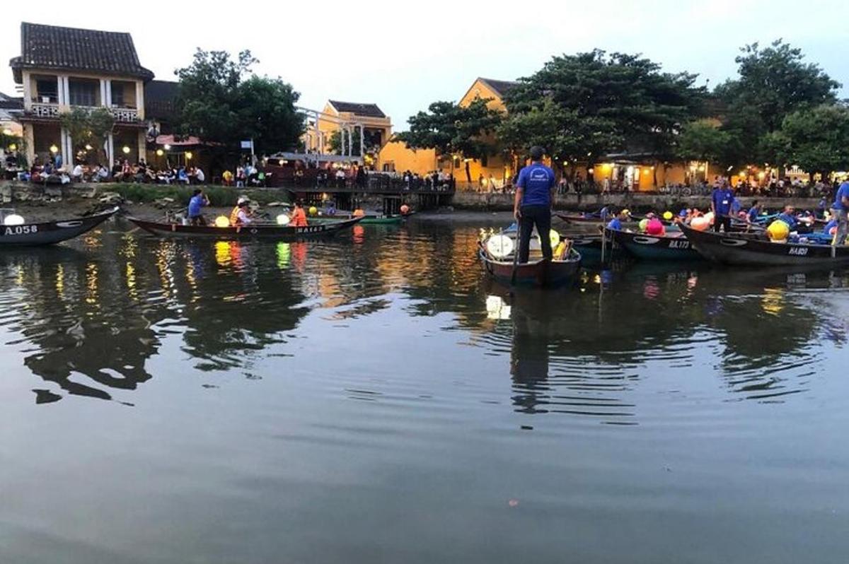 un gruppo di persone in barche sull'acqua