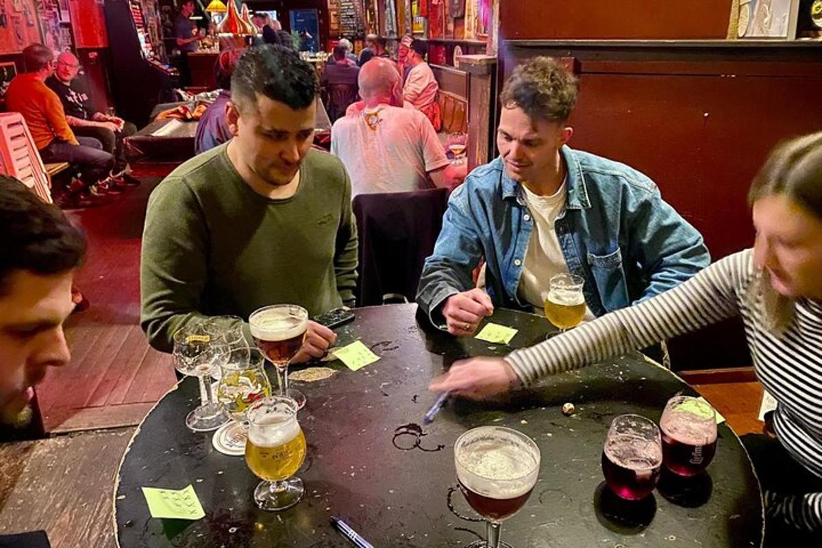 um grupo de pessoas sentadas ao redor de uma mesa com copos de cerveja
