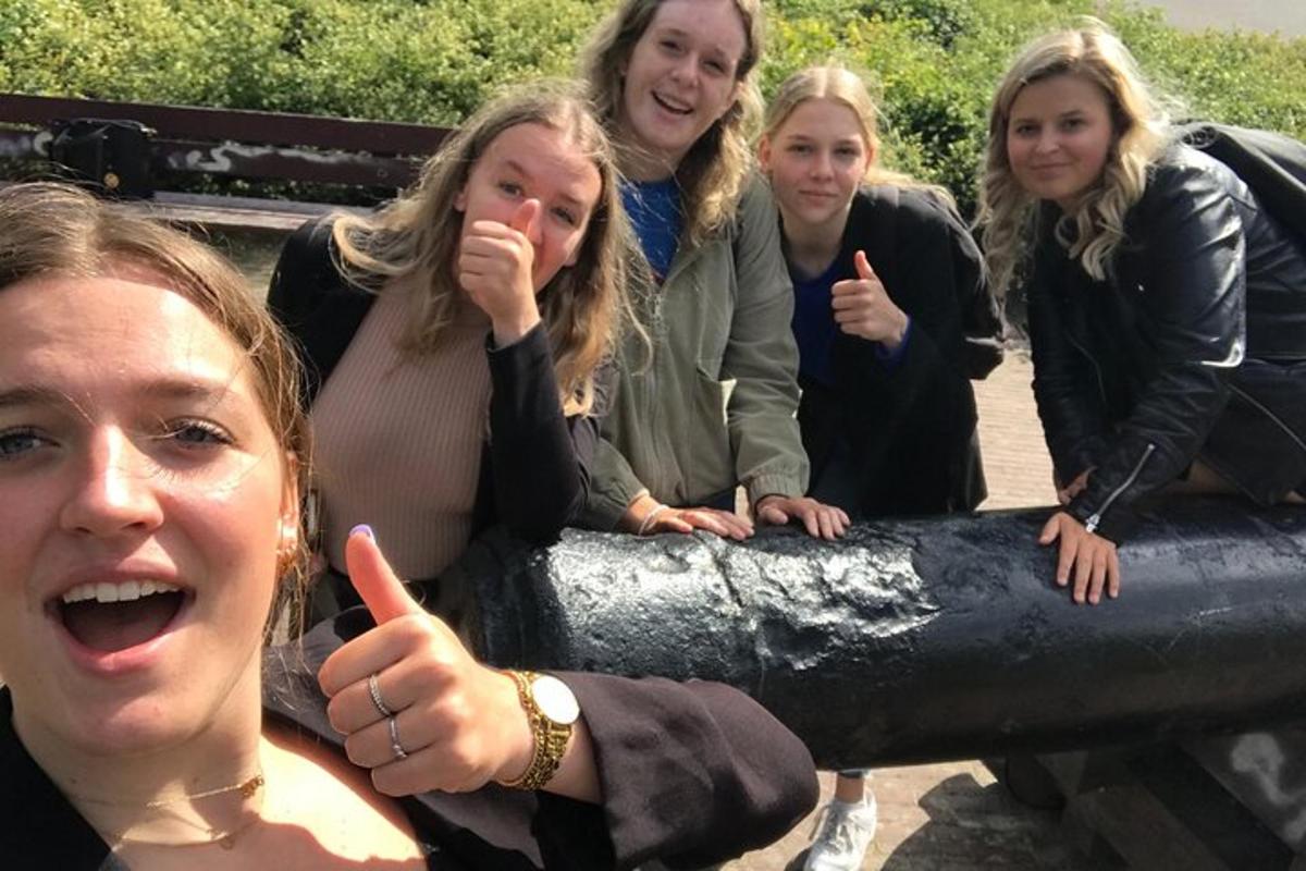 hópur kvenna að pósa fyrir myndatöku