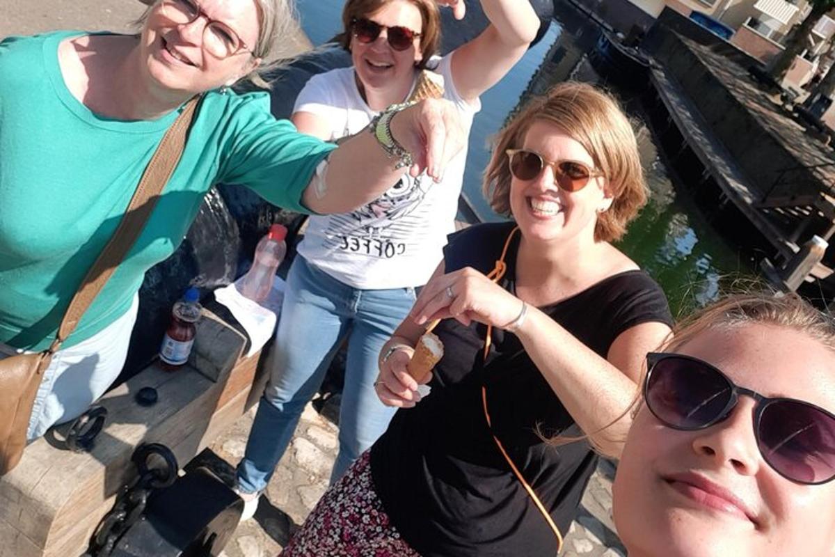 hópur kvenna sem standa hver við hliðina á annarri