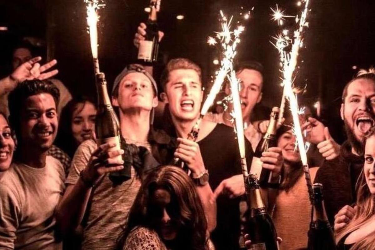 un gruppo di persone che tengono delle stelline in mano