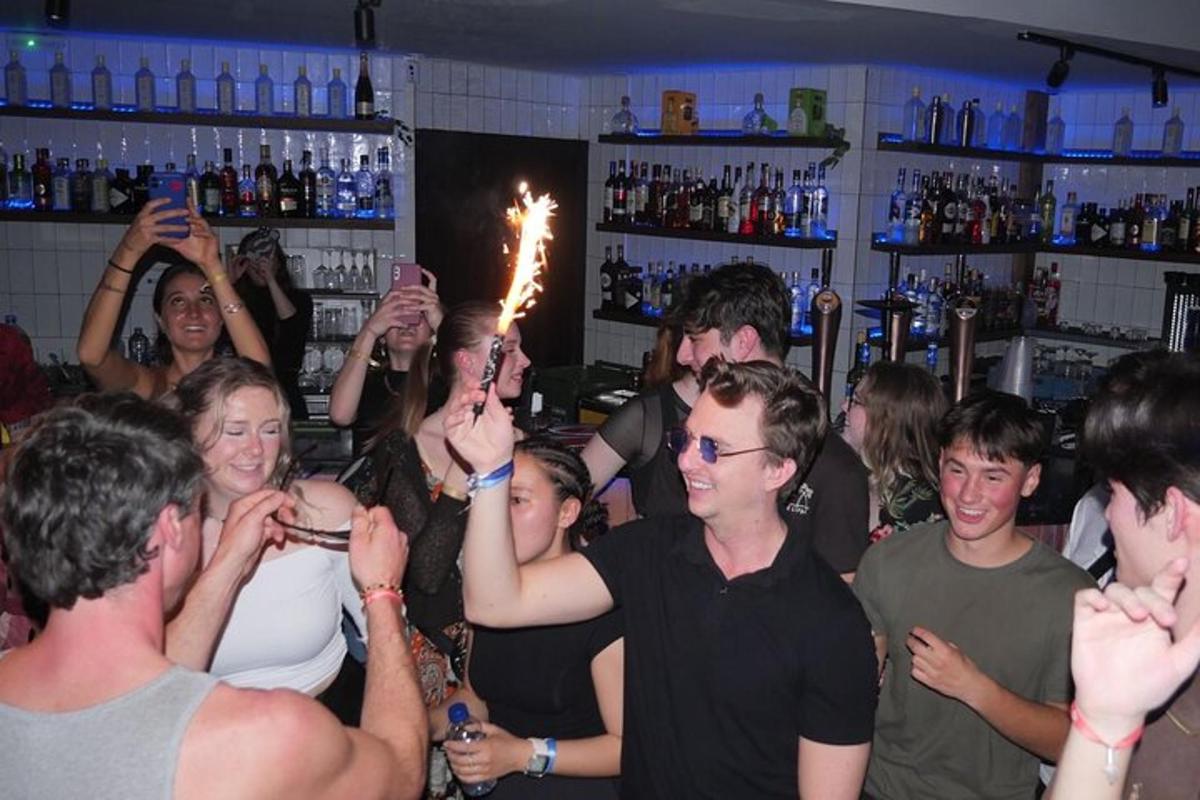 un gruppo di persone in piedi in un bar che tengono in mano delle stelline