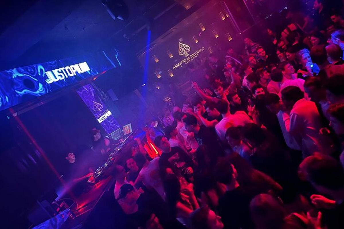 una folla di persone in una discoteca con le luci