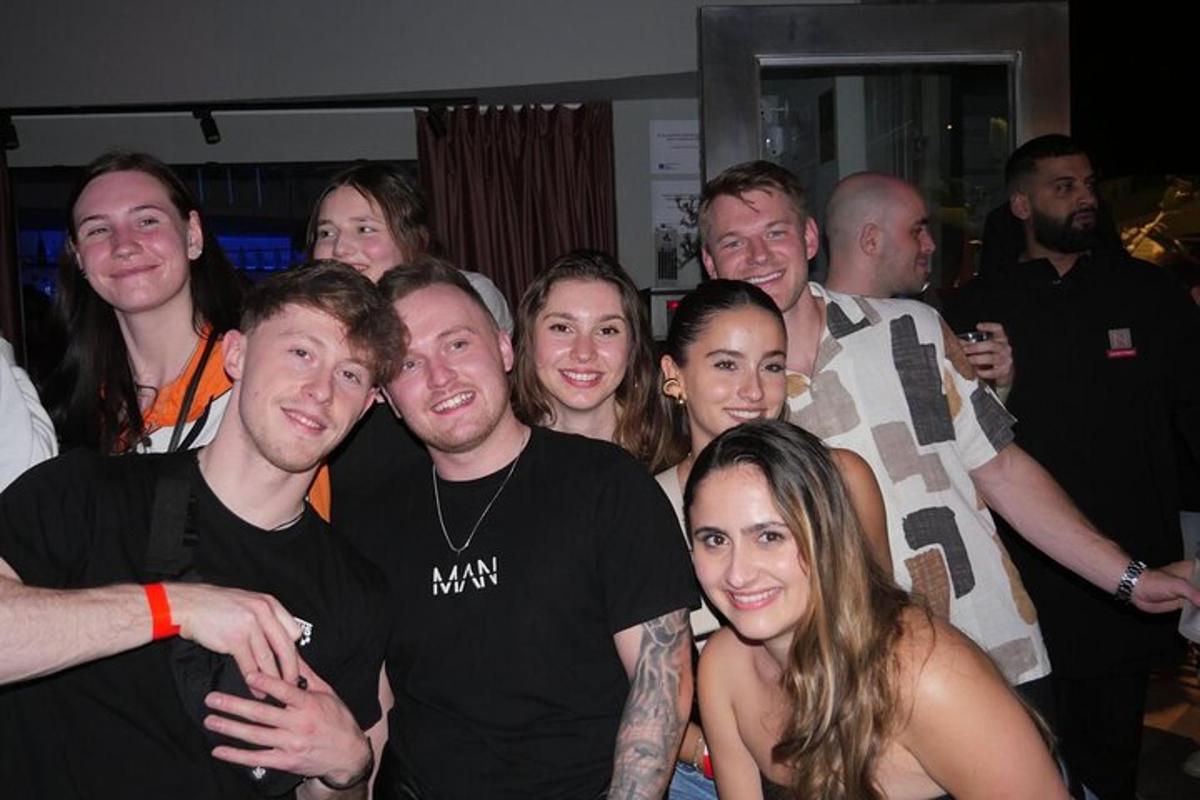 un gruppo di persone che posano per una foto a una festa