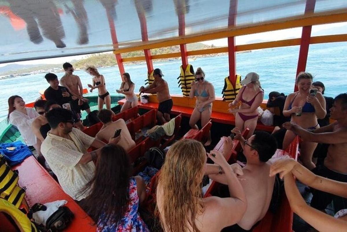 un grup de persones assegudes en un vaixell