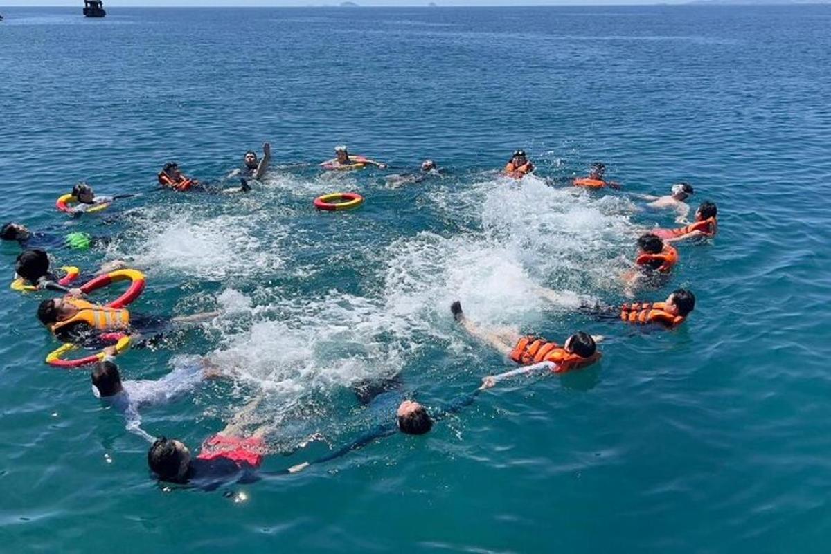 un gruppo di persone è in acqua