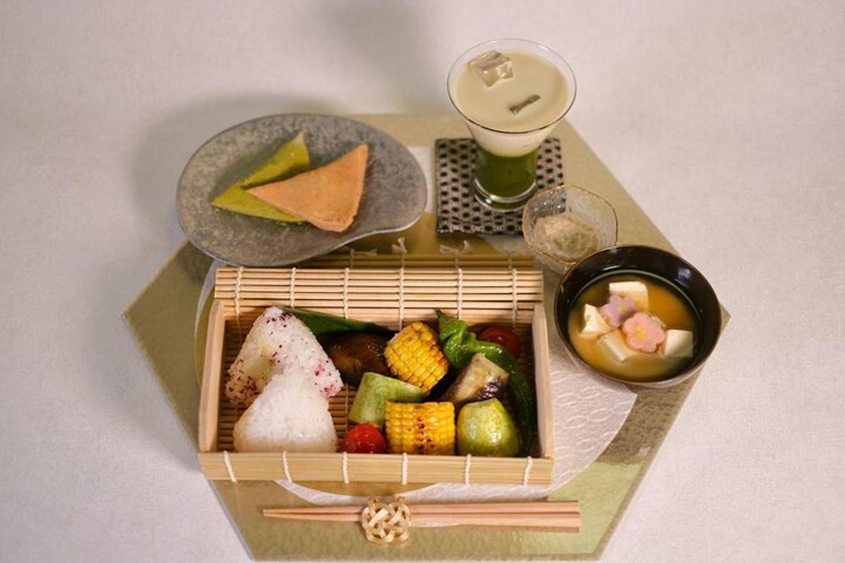 laual toidukarp sushi ja söögipulkadega