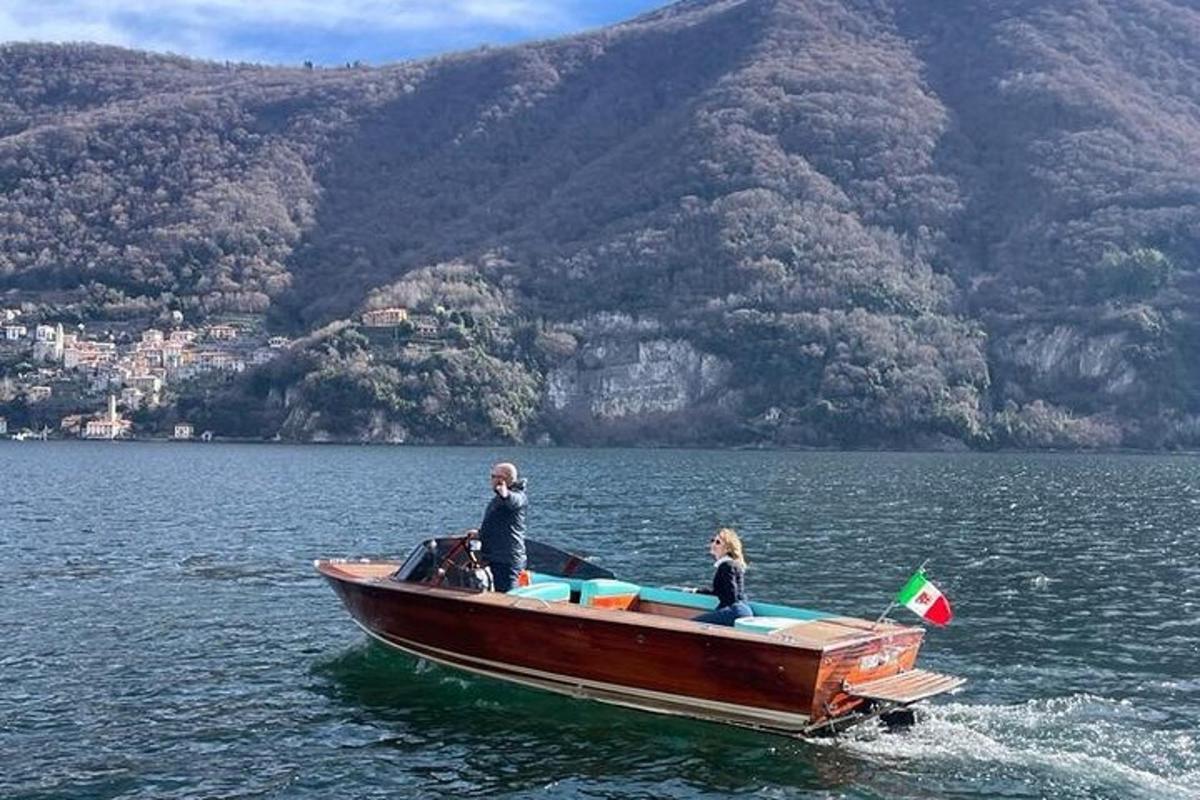 een man en een vrouw op een boot in het water