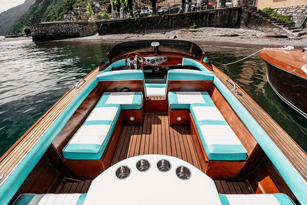 um barco com assentos azuis e brancos na água