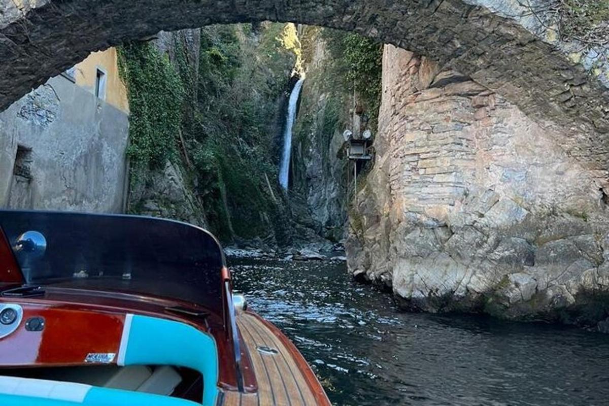 um barco descendo um rio sob uma ponte
