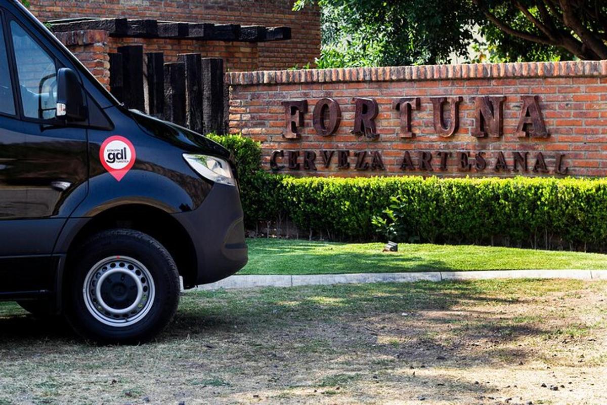 auto zaparkované před budovou se značkou