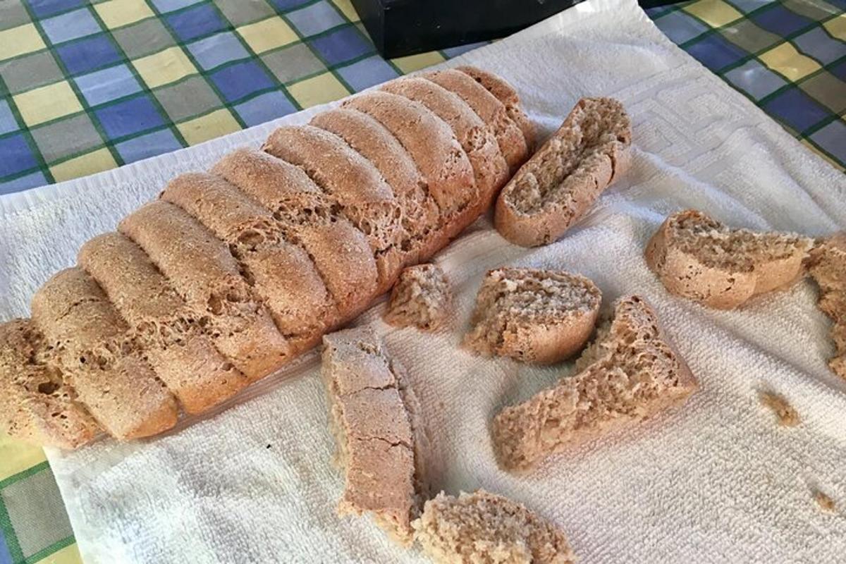 sekelompok roti dan sosis di atas meja