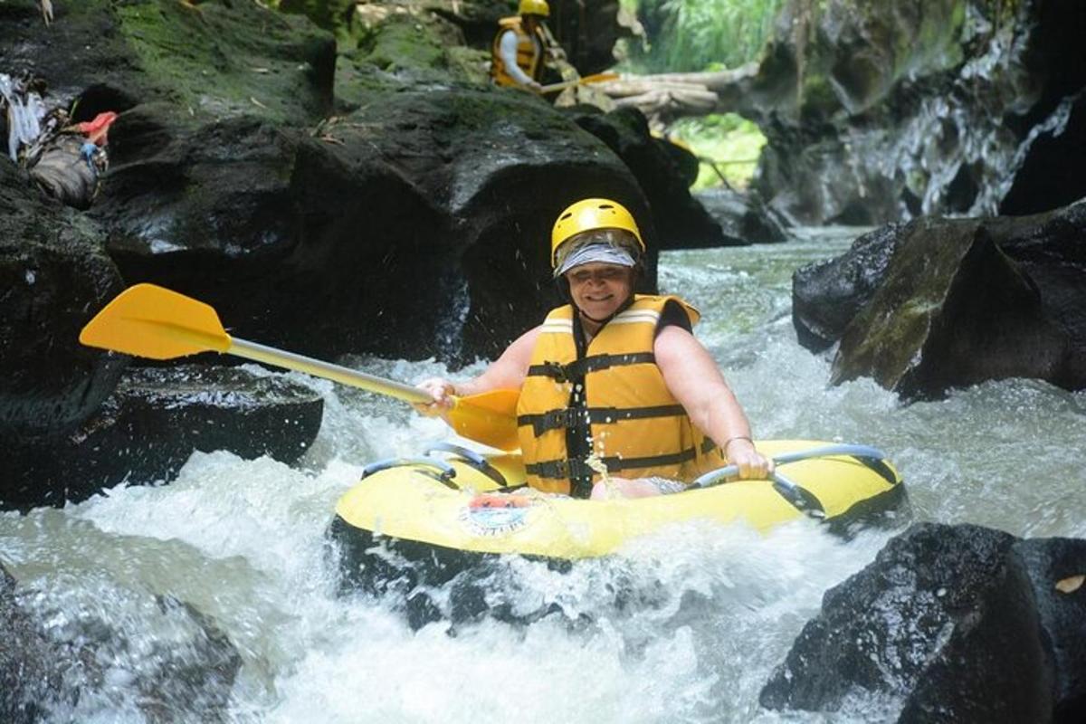 seseorang dalam kayak di sungai di jeram