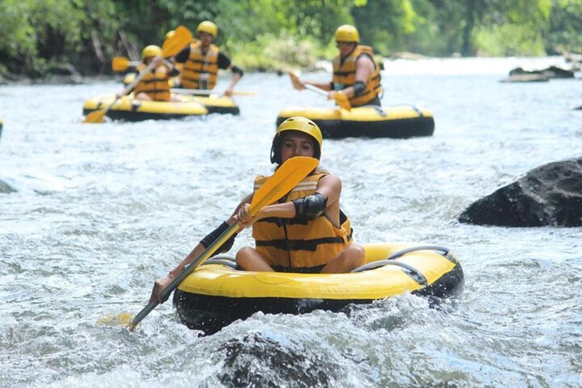 sekumpulan orang berkayak di sungai