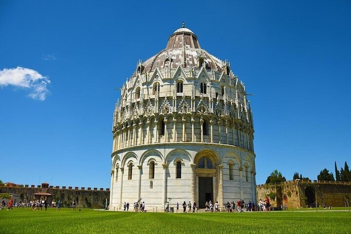 un gruppo di persone in piedi intorno alla torre pendente