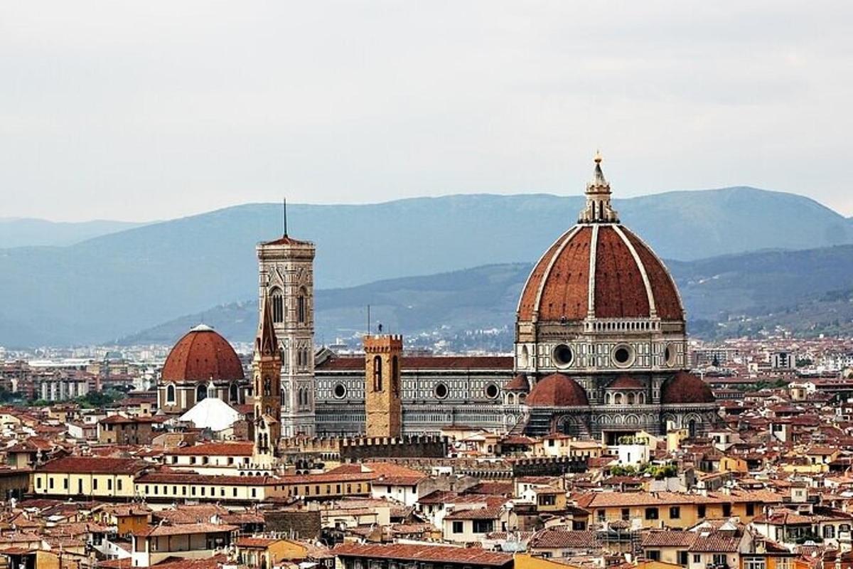 una vista di una città con edifici e una torre dell'orologio