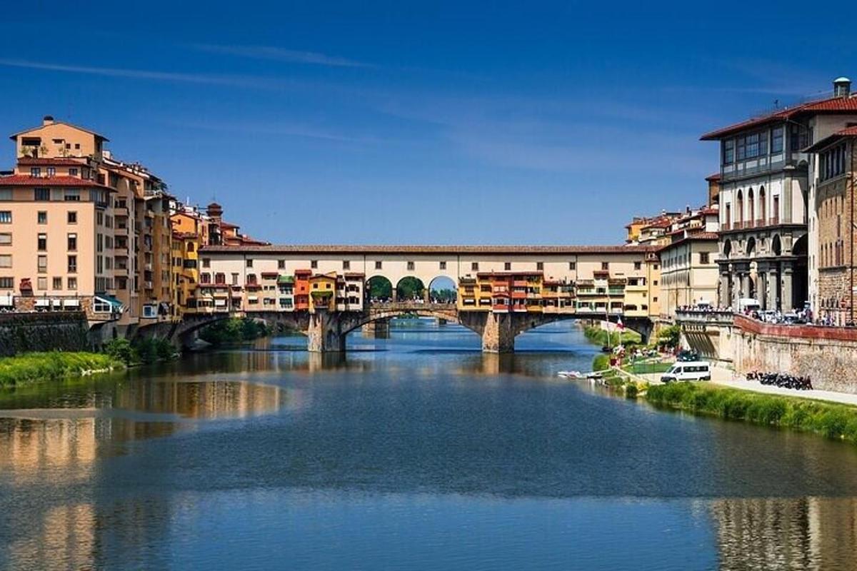 un ponte sopra un fiume in una città con edifici