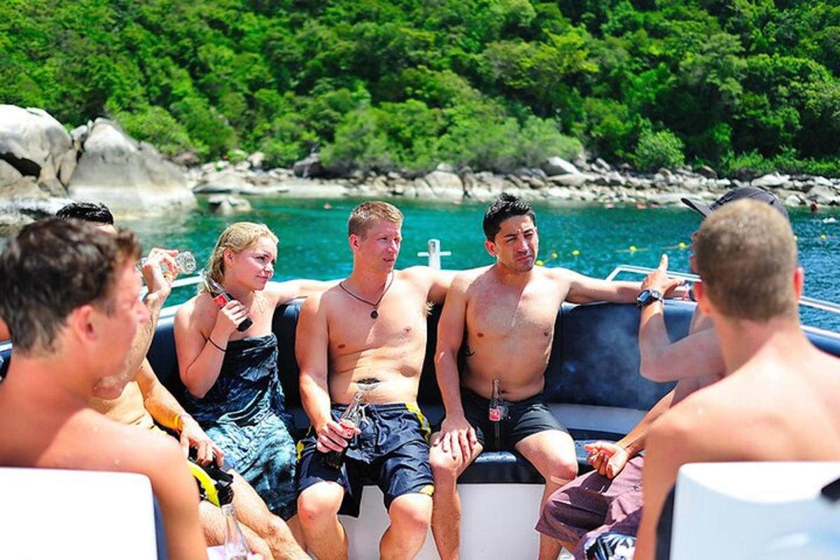 eine Gruppe von Menschen sitzt auf einem Boot im Wasser