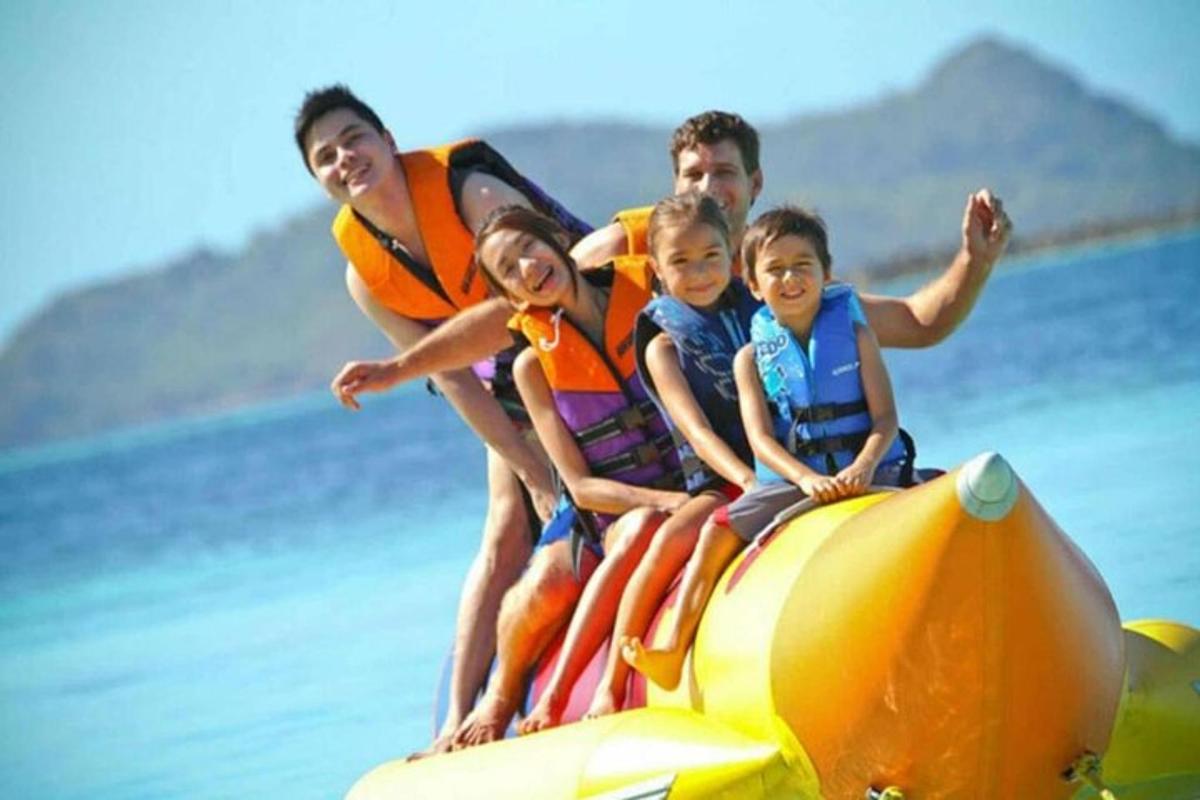 sekelompok orang mengendarai jet ski di pantai