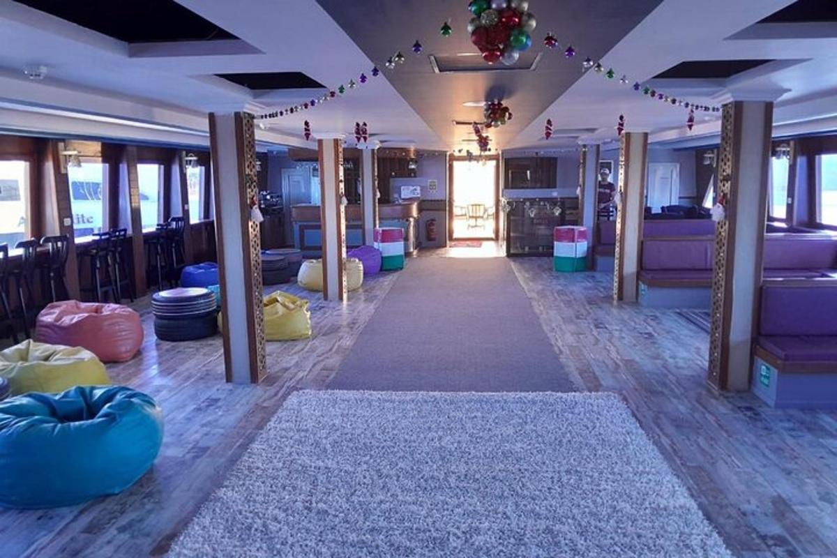 Una habitación con sillas moradas y un pasillo con alfombra.