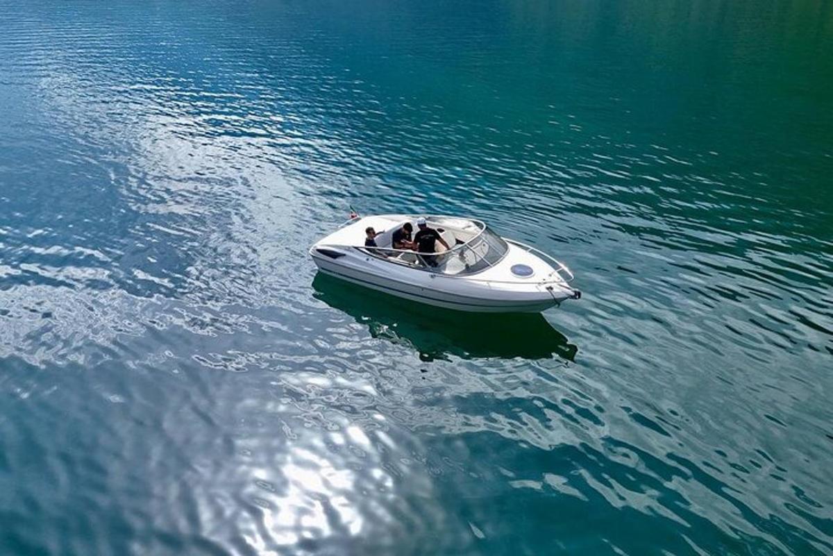 un grupo de personas en un bote en el agua