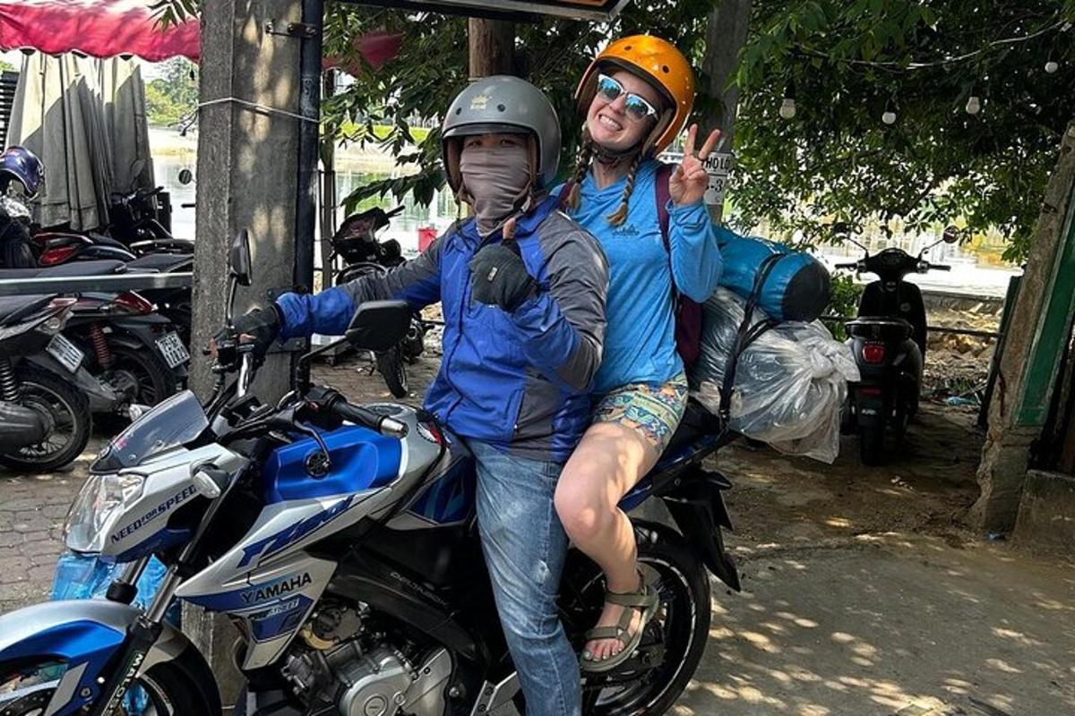 muž a žena sediaci na motorke