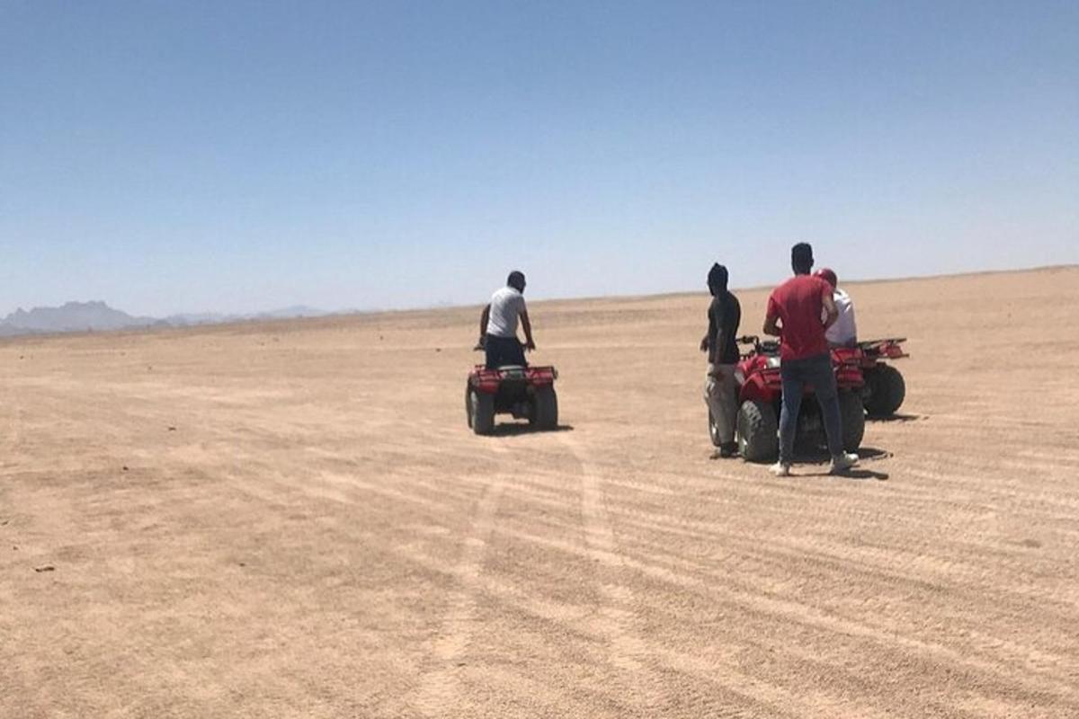 Μια ομάδα ανθρώπων σε ATV στην έρημο