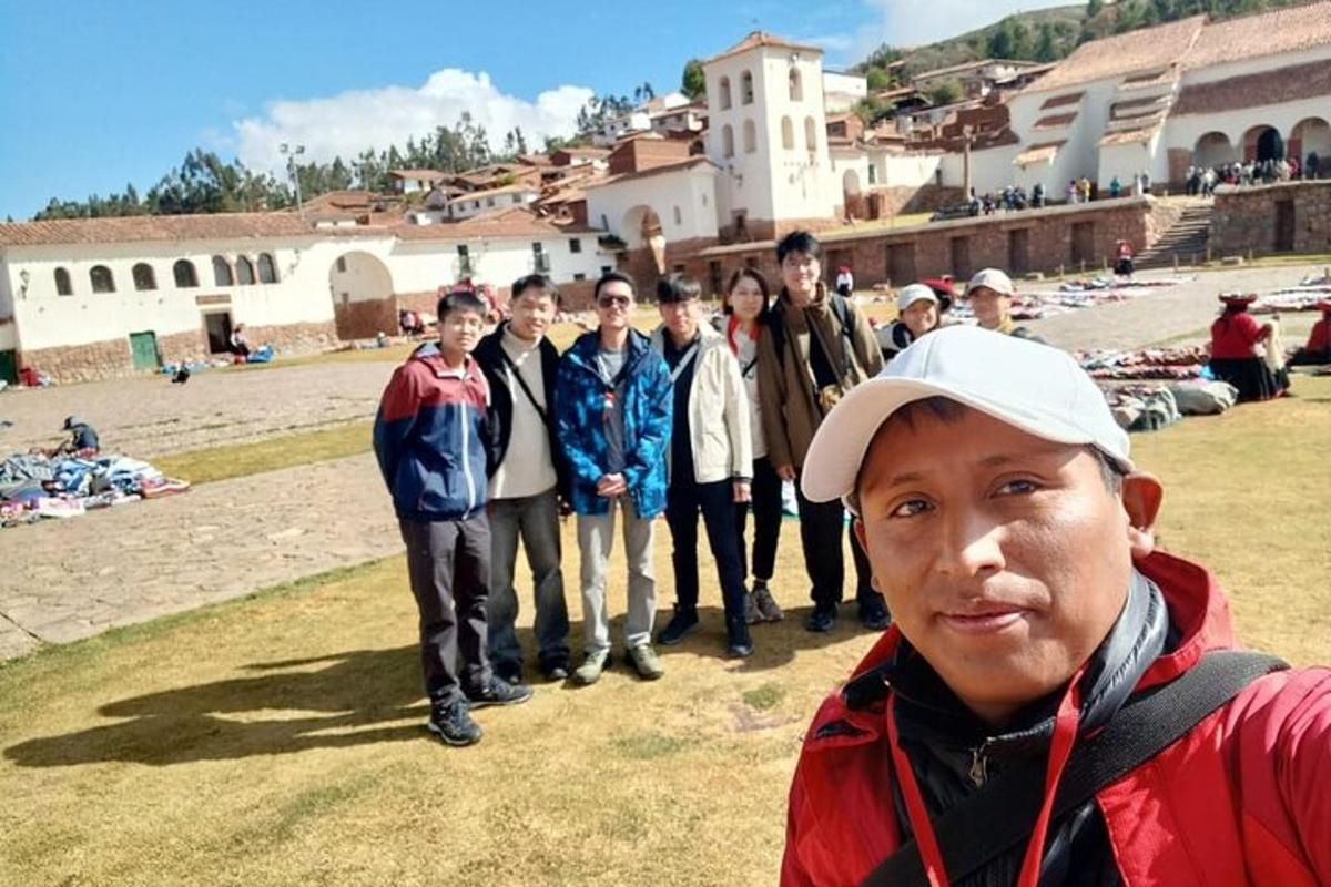 grupp inimesi, kes seisavad hoone ees
