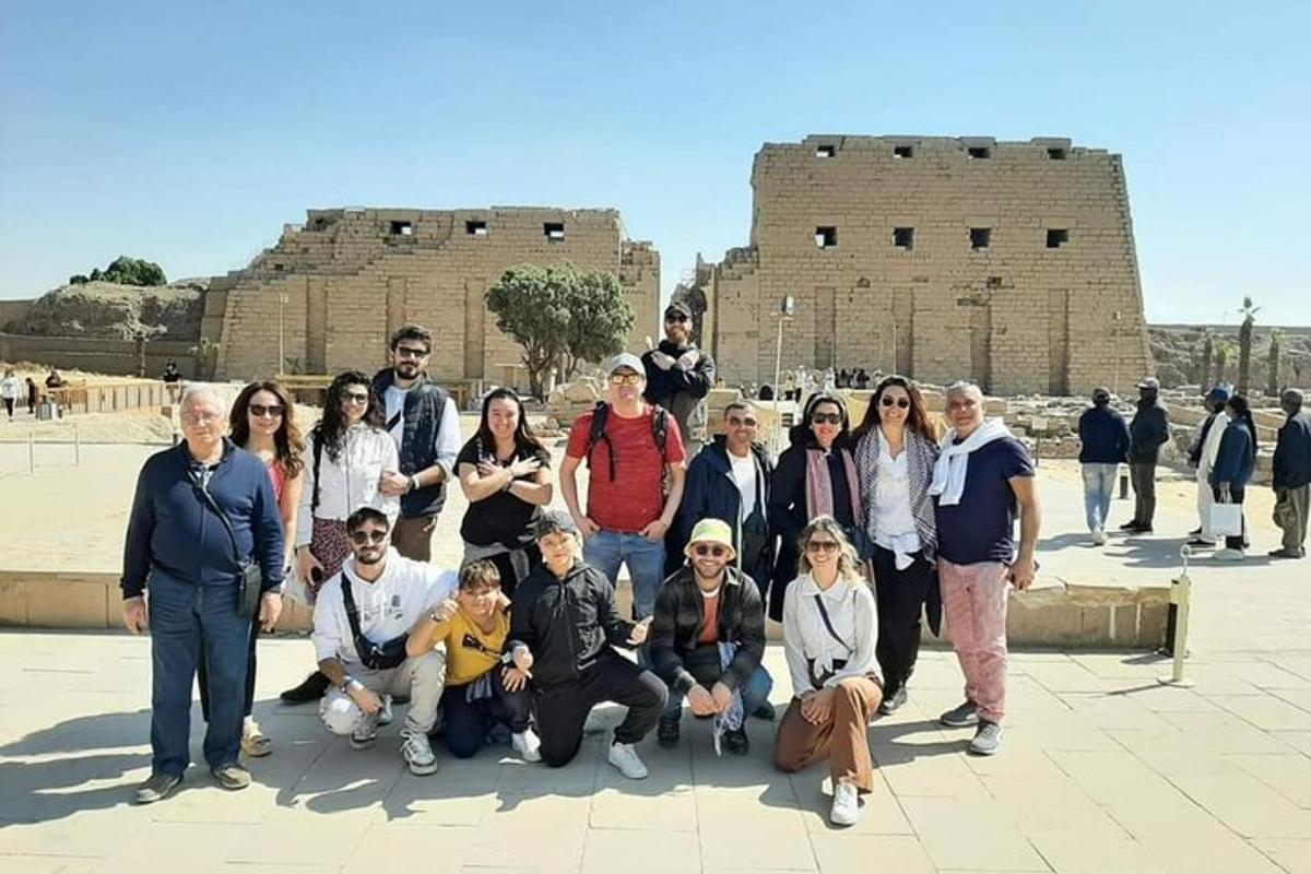 un gruppo di persone in posa per una foto davanti a un edificio