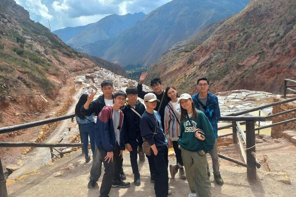 un gruppo di persone in posa per una foto su una montagna