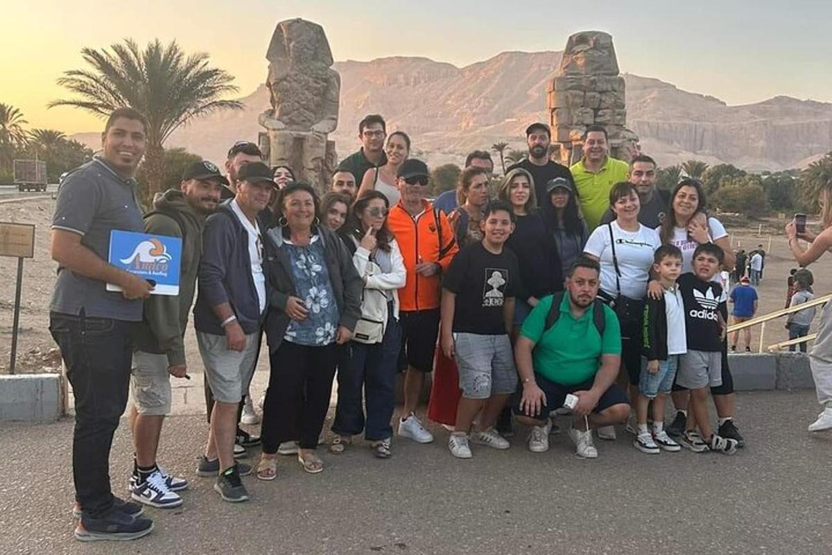 un gruppo di persone in piedi davanti a un monumento