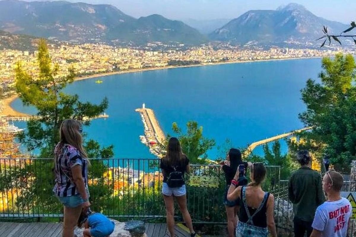 un grup de oameni care privesc un lac