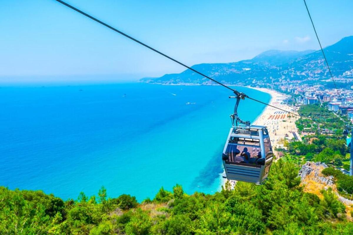 o plimbare cu gondola peste ocean pe un munte