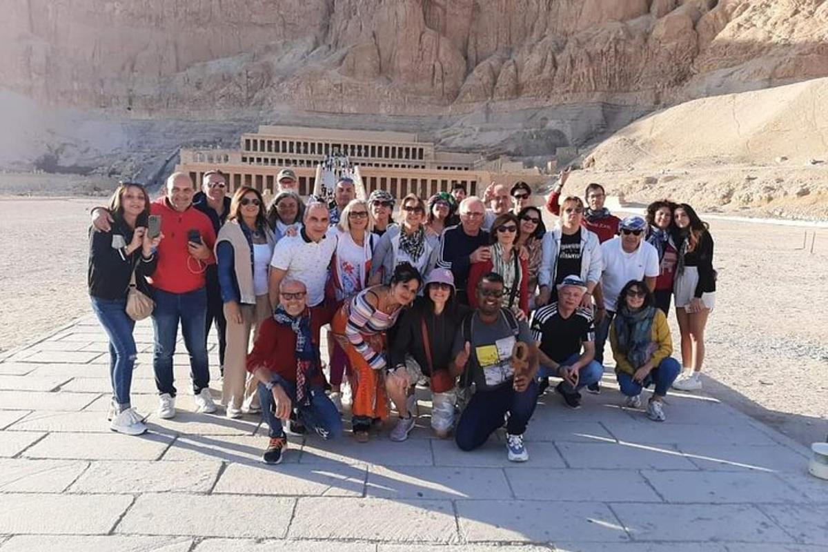 un gruppo di persone in posa per una foto davanti a un edificio