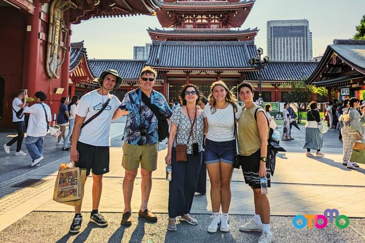 un grup de persones dempeus davant d'un edifici