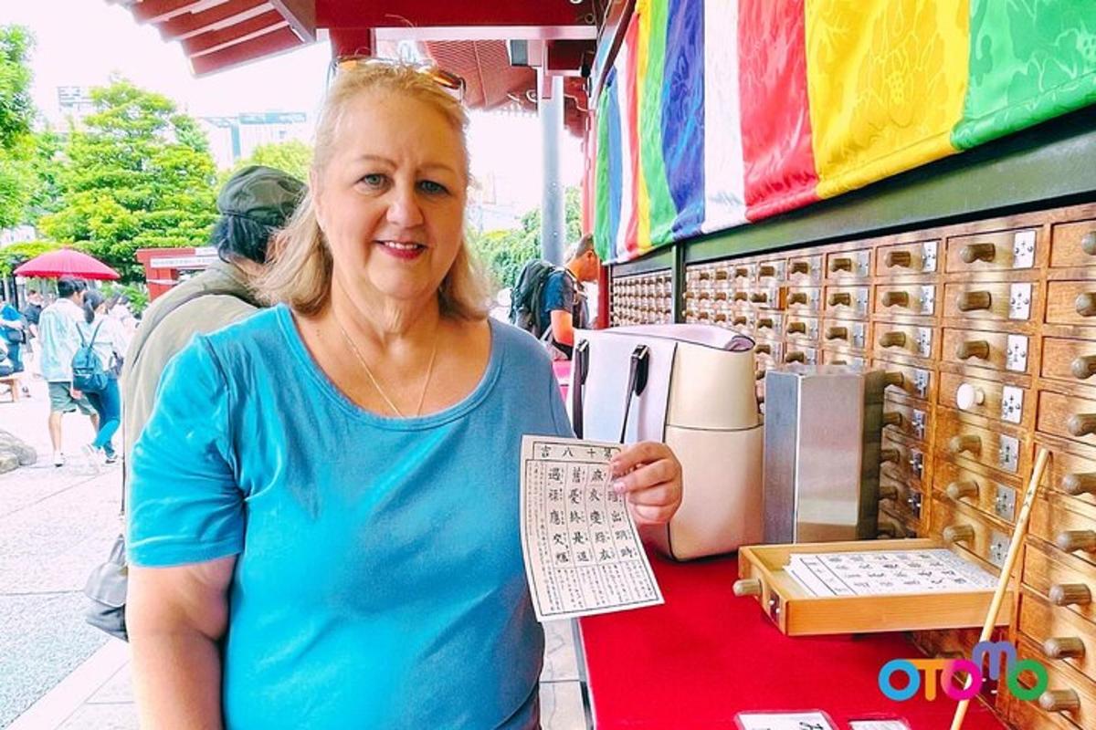 eine Frau steht mit einem Taschenrechner vor einem Tisch