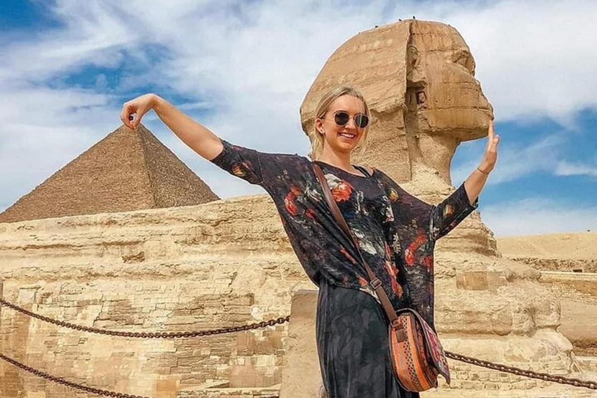 žena stojaca pred pyramídou
