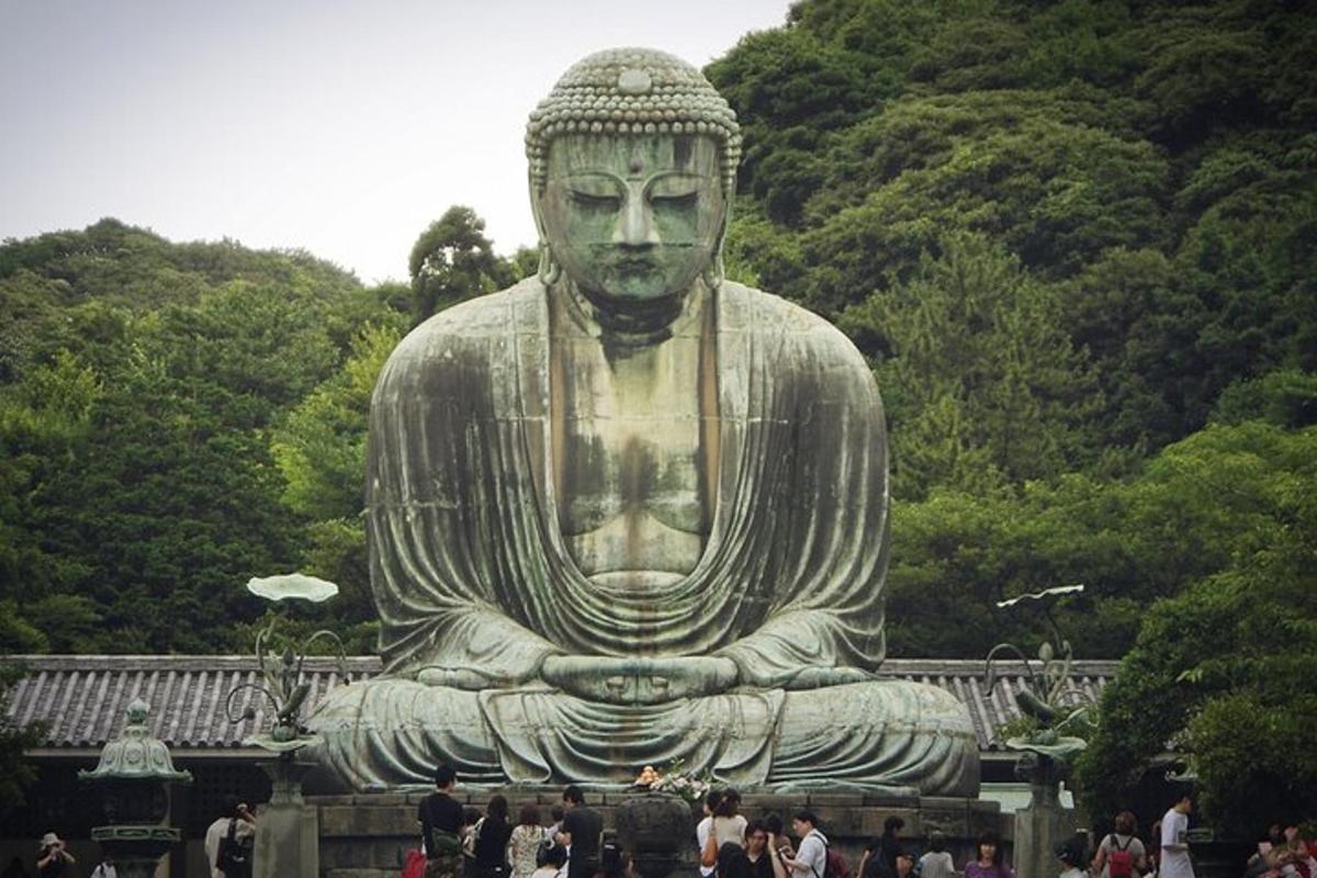 a large stone statue of aitatingitatingitatingitatingitatingitatingitatingitatingfficientfficient