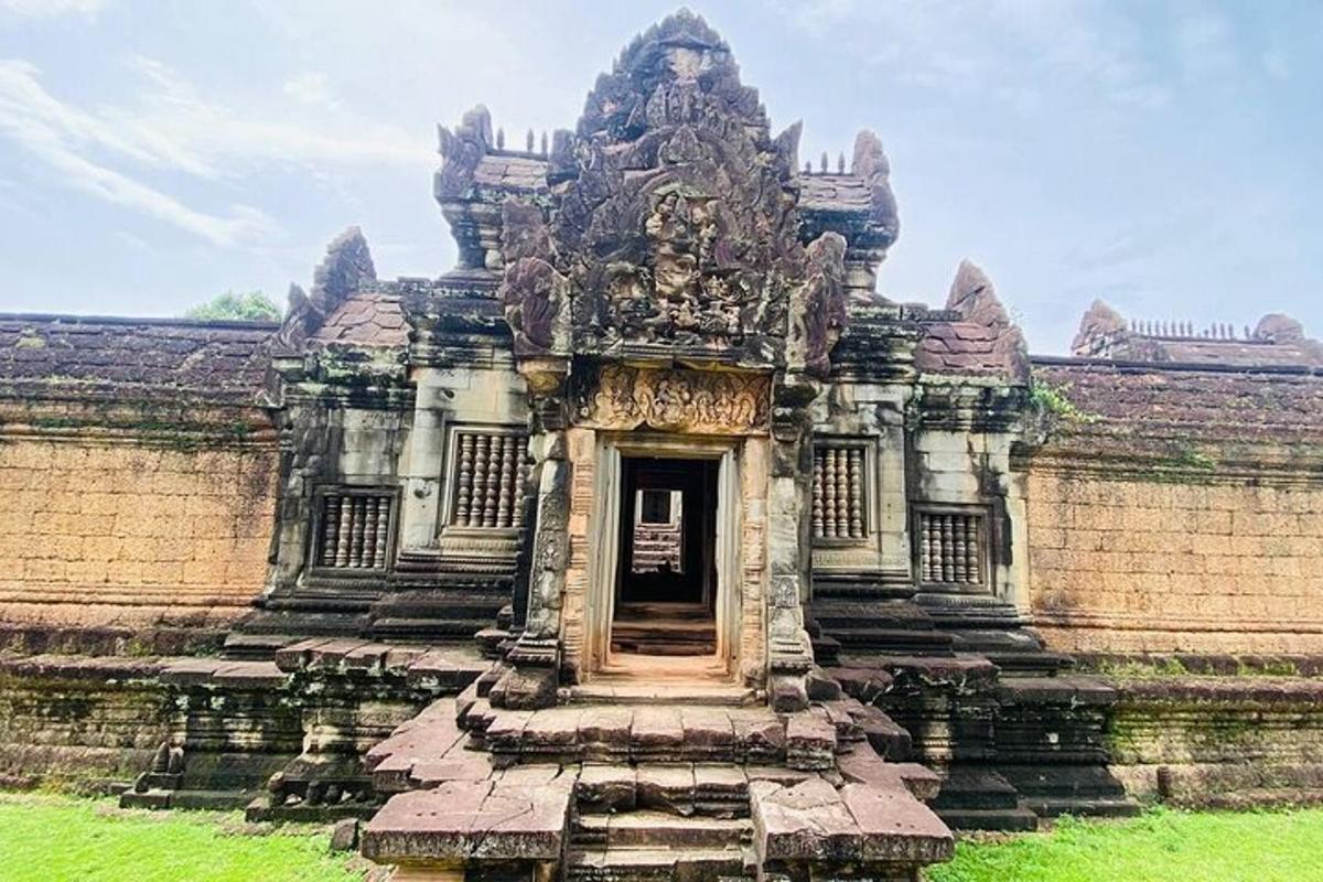 sebuah bangunan lama dengan pintu di hadapannya