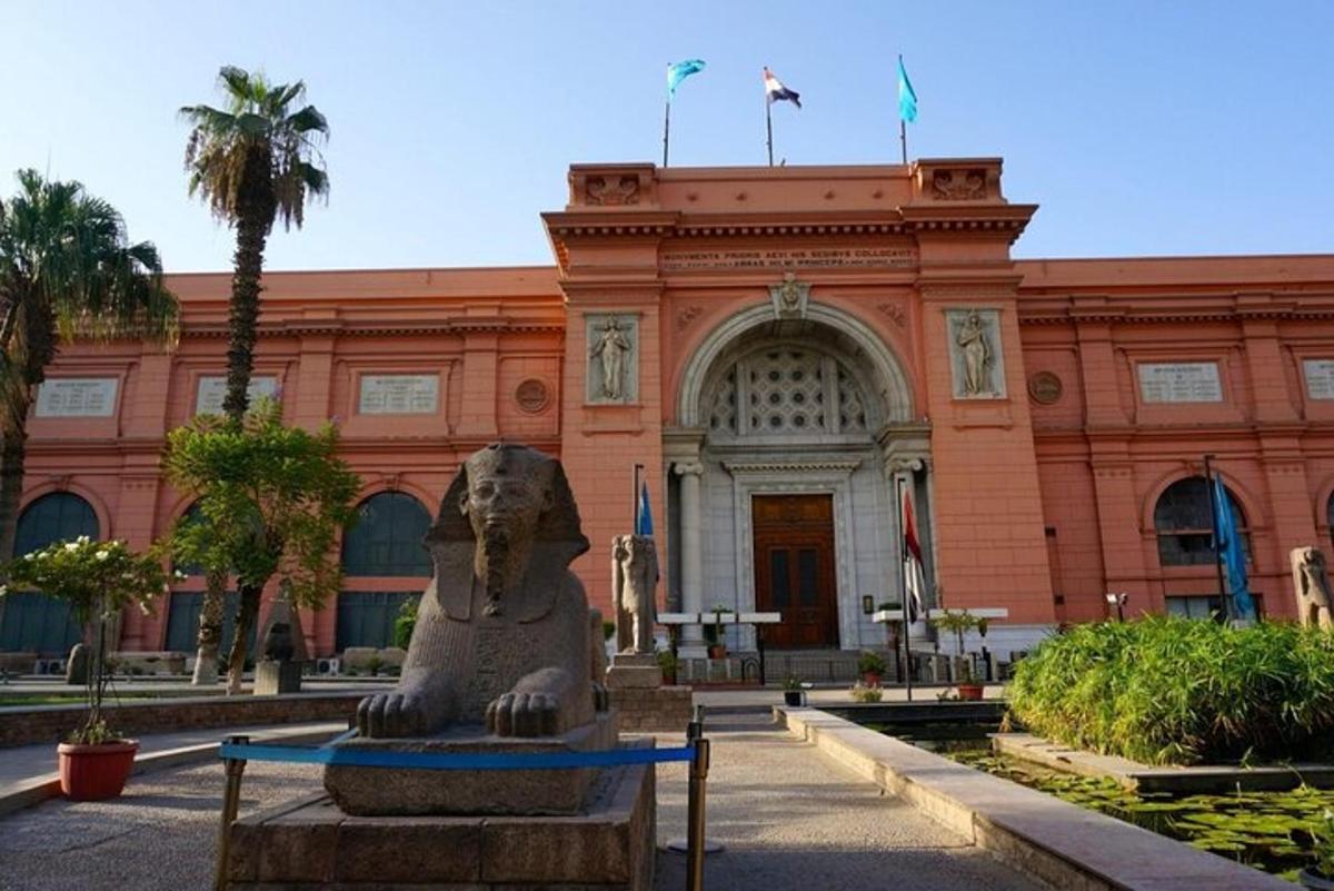 un edificio con una estatua delante