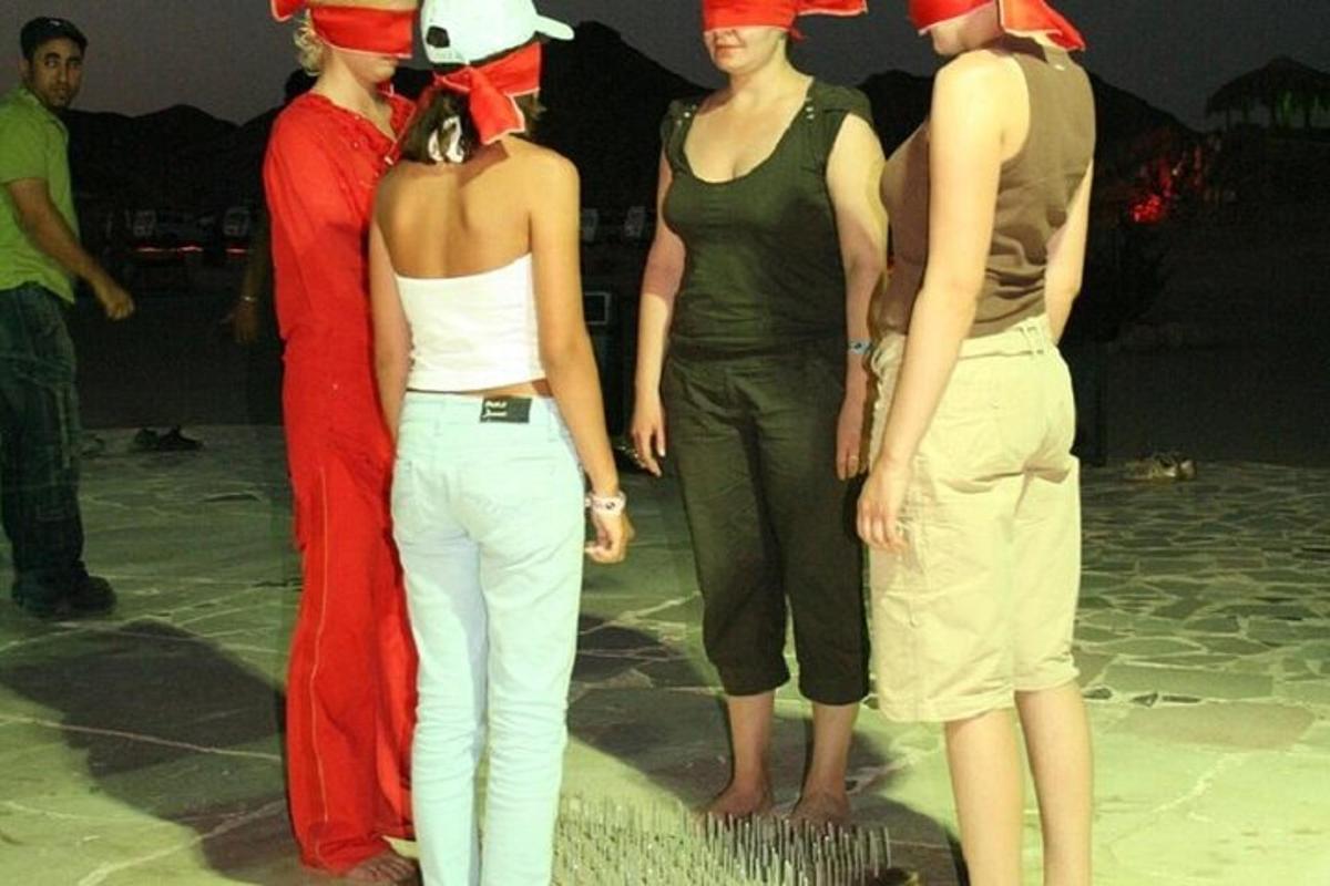 μια ομάδα γυναικών που στέκονται δίπλα σε έναν άνδρα που φοράει κοστούμι