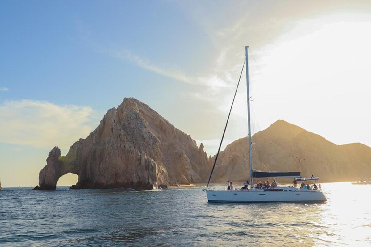 una barca a vela in acqua vicino a una piccola isola