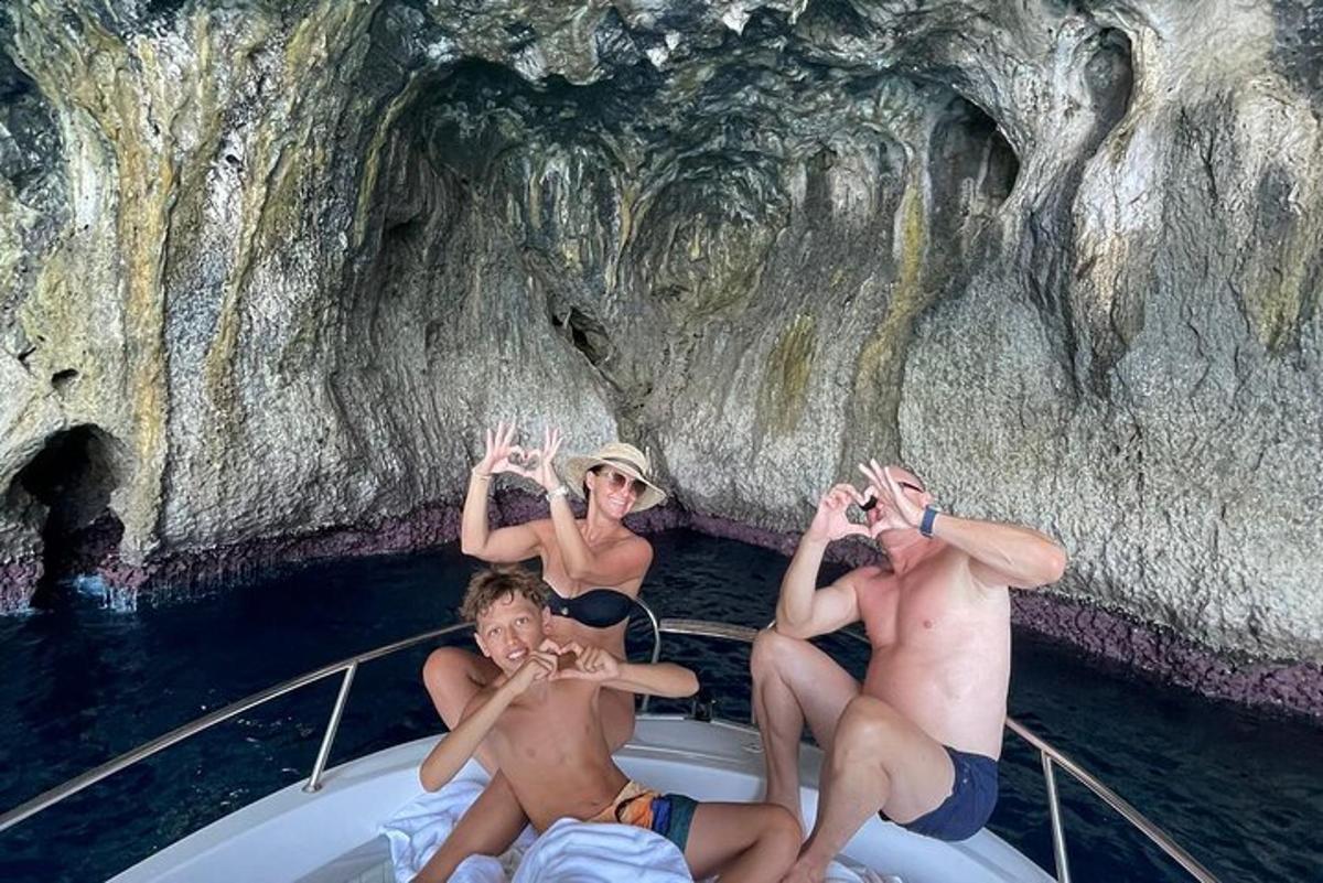 een groep mensen die in een boot in een grot zitten