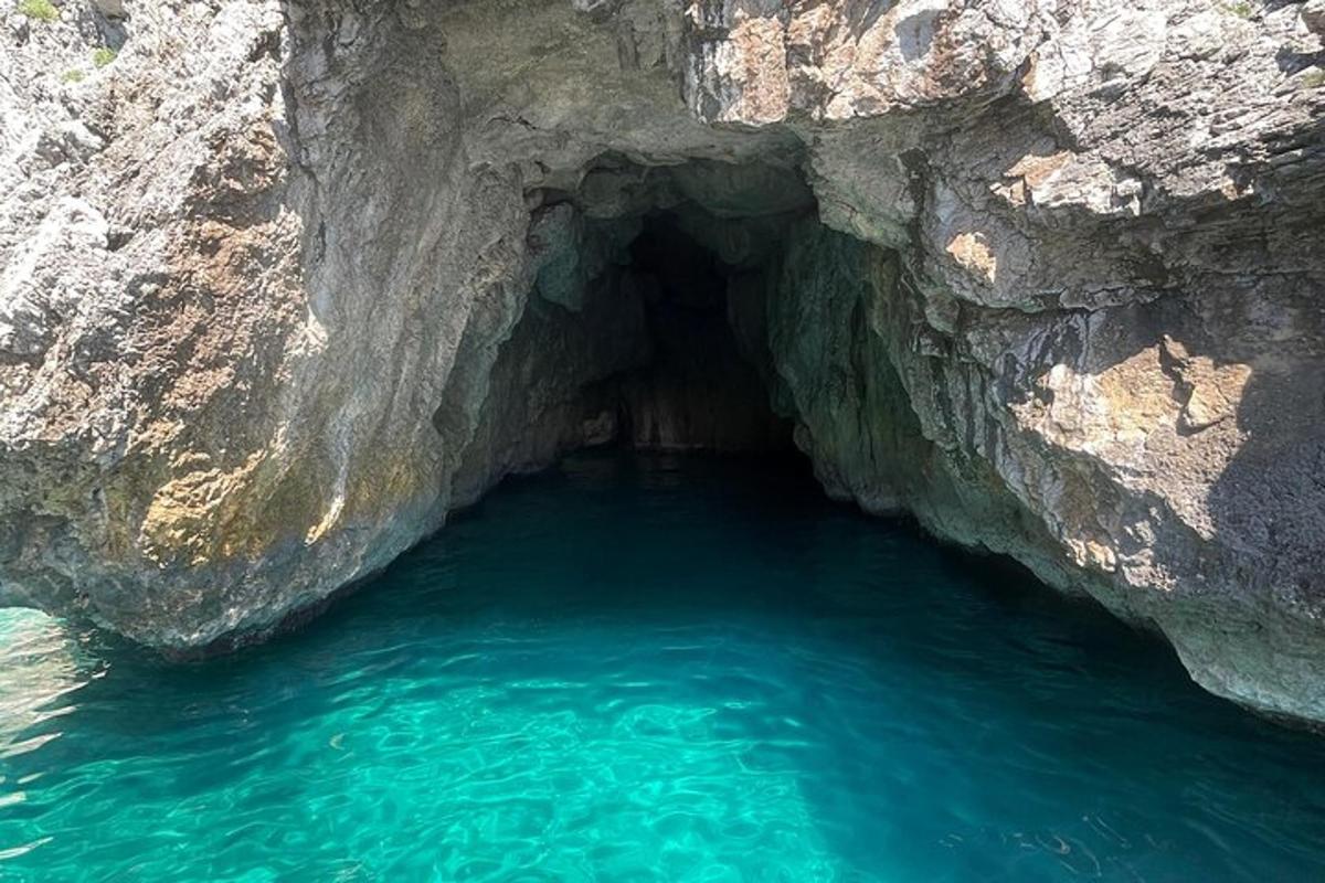 une grande grotte avec de l'eau bleue à l'intérieur